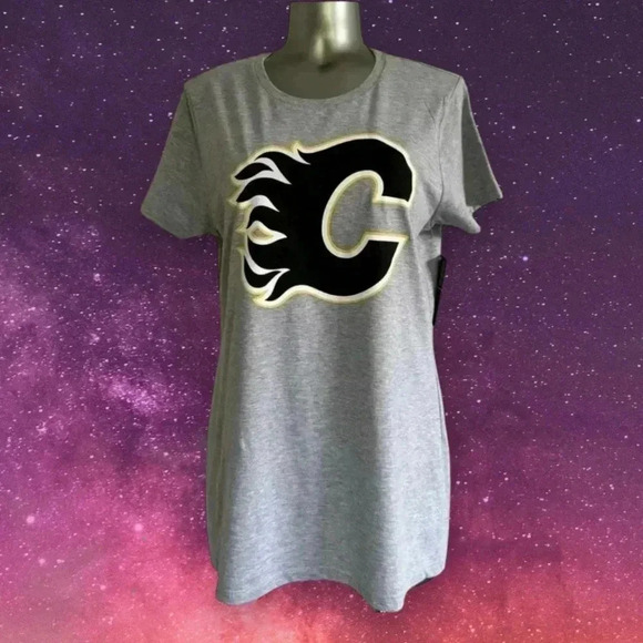 🆕Women’s Calgary Flames Fitted T-shirt - Picture 6 of 15
